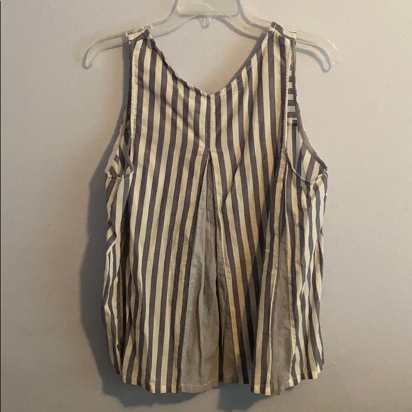 A Lot On My Pleat Top - Picture 4 of 4